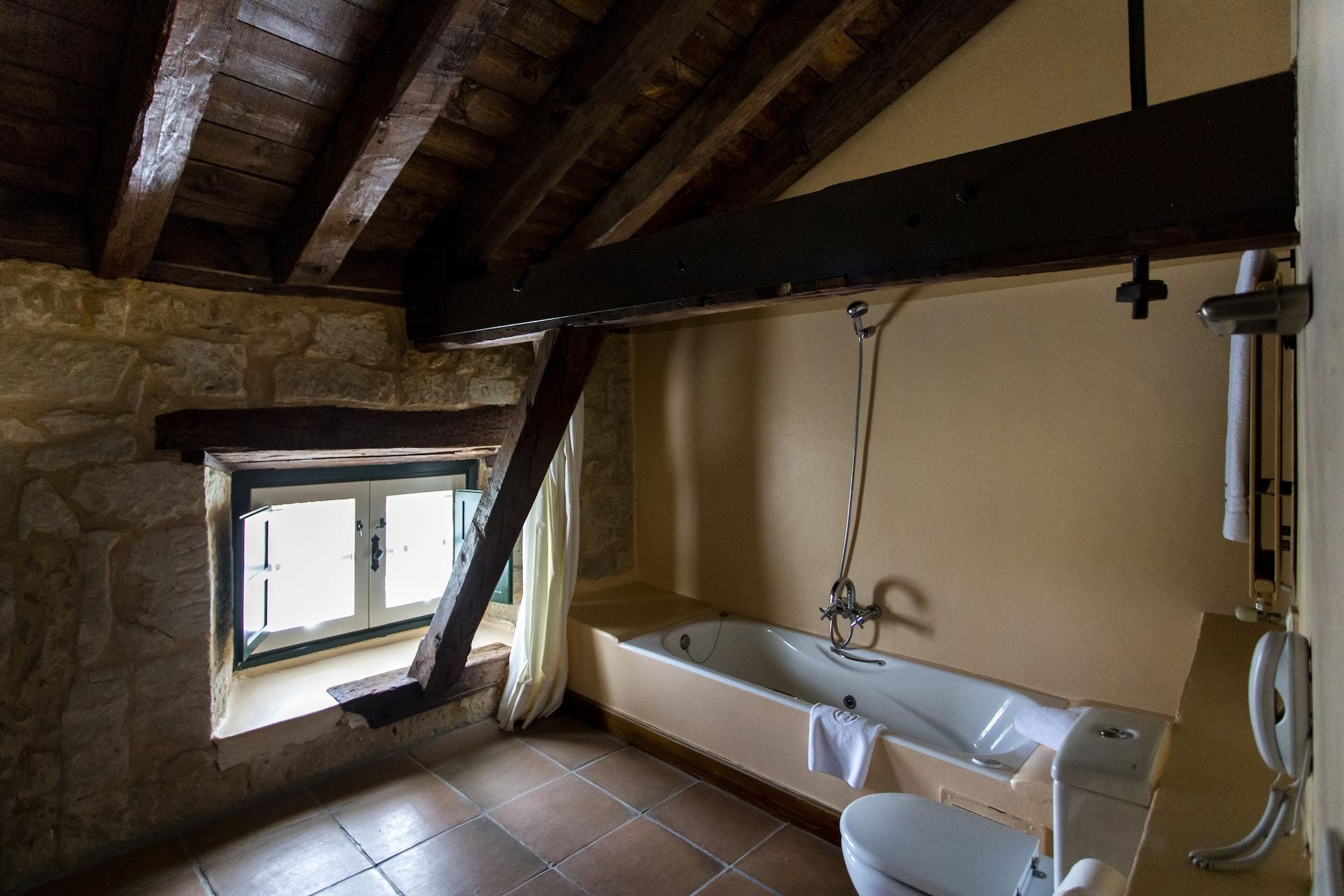 Hacienda Zorita Wine Hotel & Spa Valverdon Ngoại thất bức ảnh Bathroom in the house